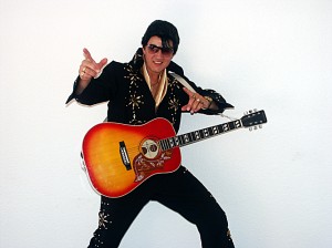 Elvis im schwarzen Outfit