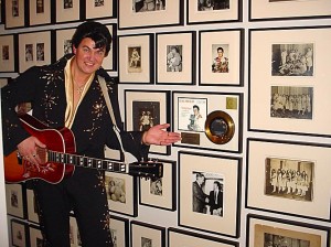 Chris Jones – Elvis Pose (weißes Outfit, Vorhang)