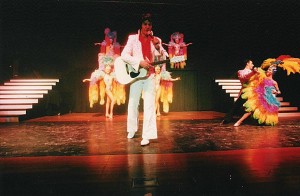Elvis Auftritt mit Tänzerinnen