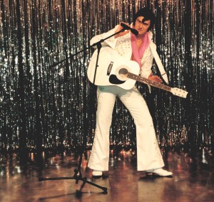 Elvis im weißen Anzug